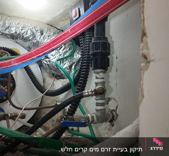 צינורות מים צבעוניים ומחברים במערכת אינסטלציה